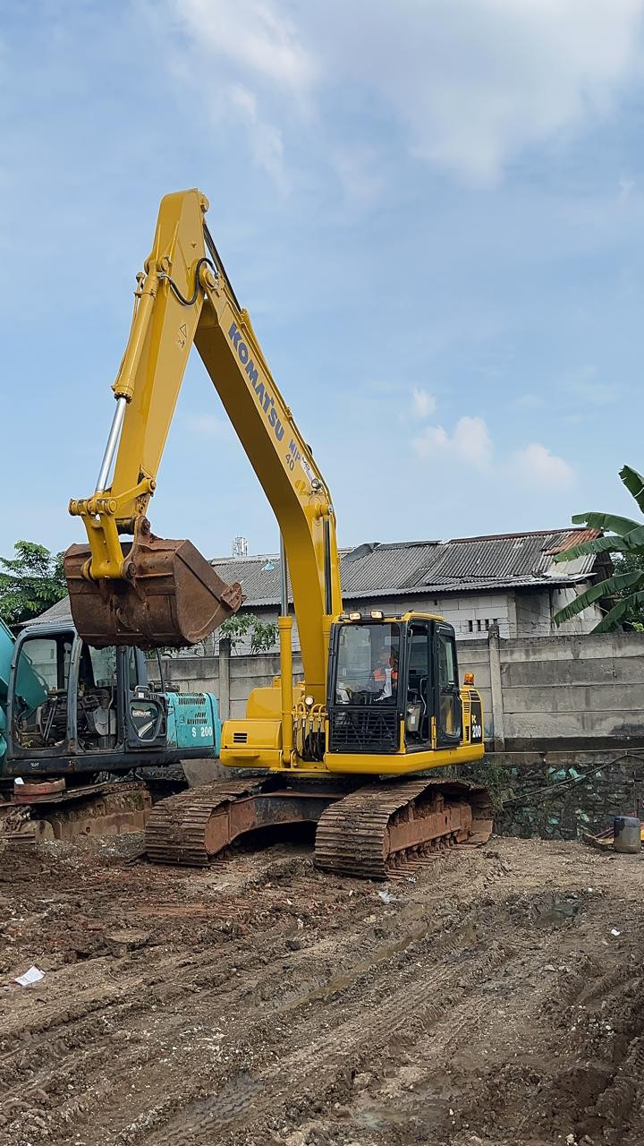 Dijual Komatsu PC200-8 Tahun 2013
